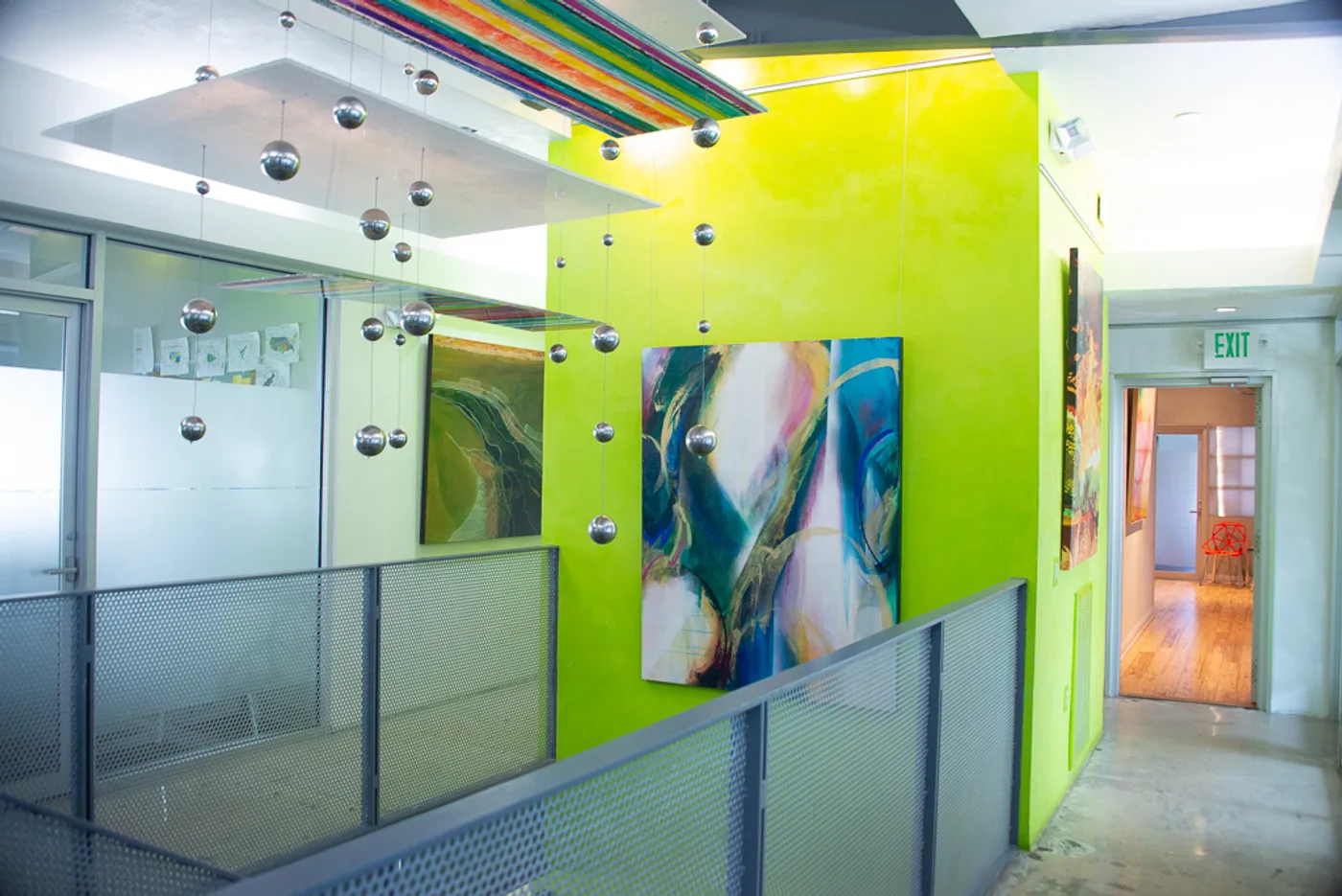 Refreshing Modern Small Office Space
